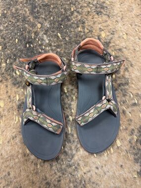 TEVA Women’s Outdoor Strappy Sandals in Green/coral size 4